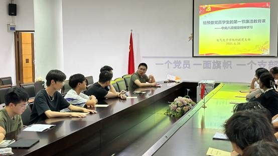 一群人在桌子边 AI 生成的内容可能不正确。